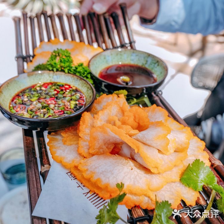 悬崖海景尽收眼底,大理浪漫约会餐厅