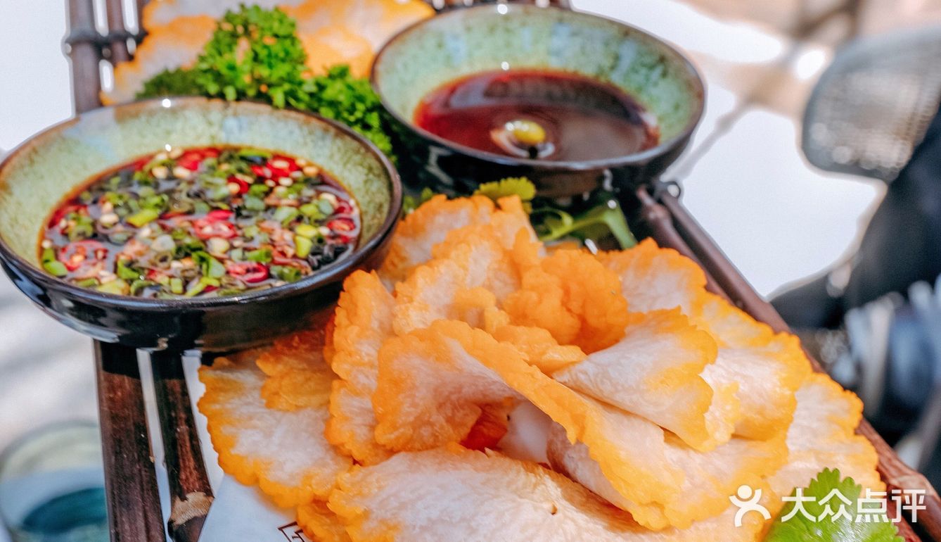 悬崖海景尽收眼底，大理浪漫约会餐厅