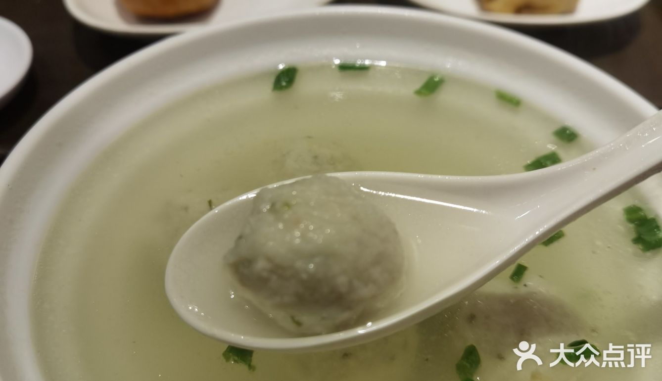 鱼丸很好吃。连千张包的馅料都那么瓷实。还真是老店
