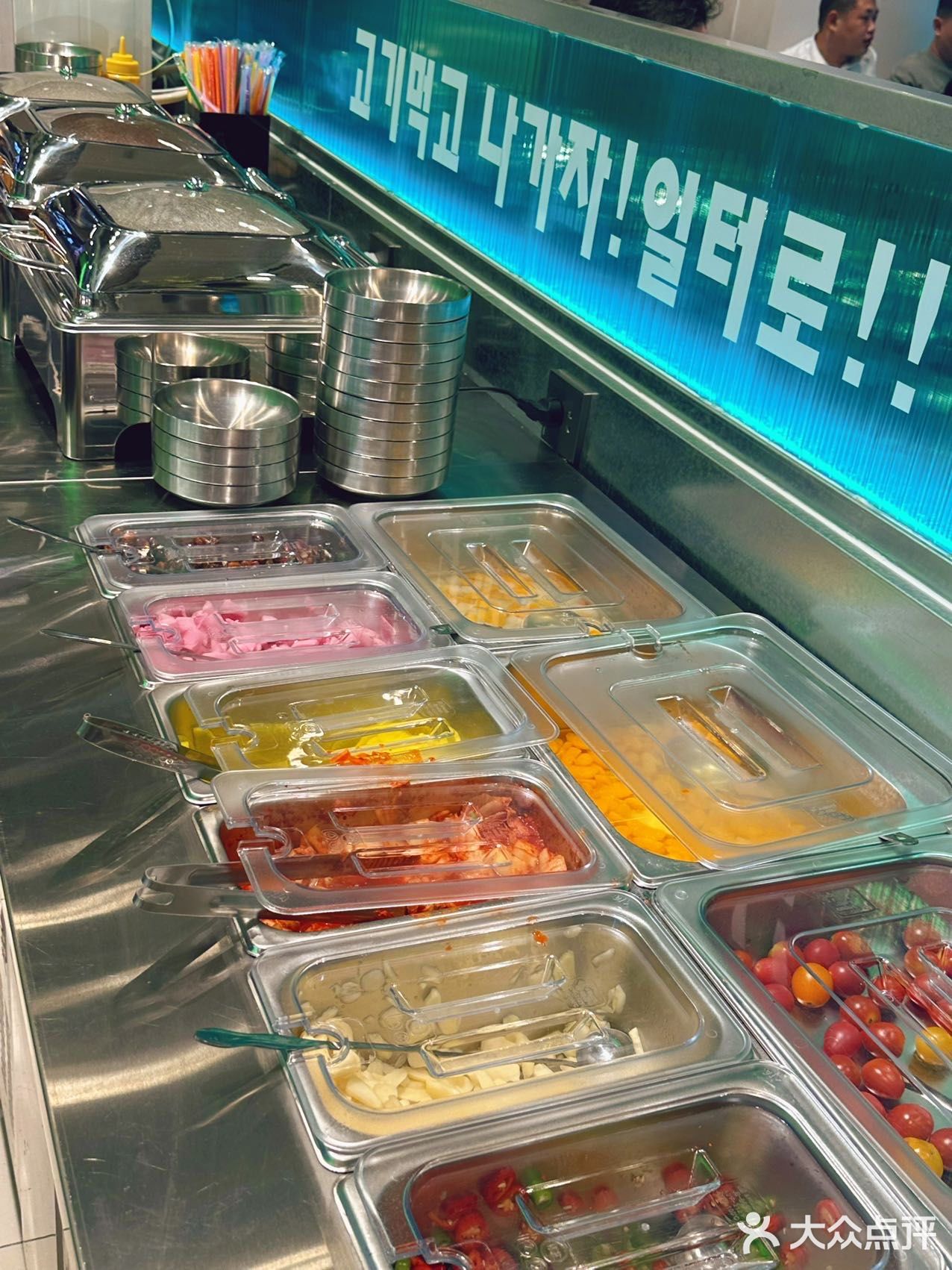 坠坠爱在这种半开放式的环境下炫无限烤肉啦🍖