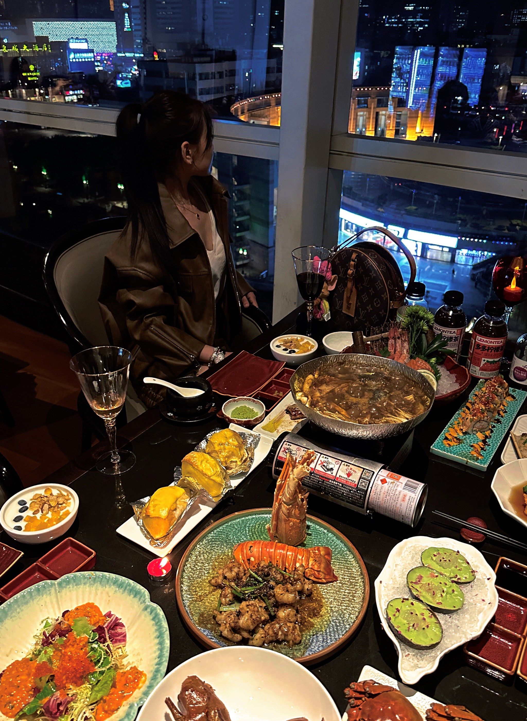 俯瞰整个泉城广场,这是花升和四季明湖的独门特色