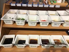自助调料区-日进一片海.生腌海鲜火锅.宵夜烧烤(三里屯总店)