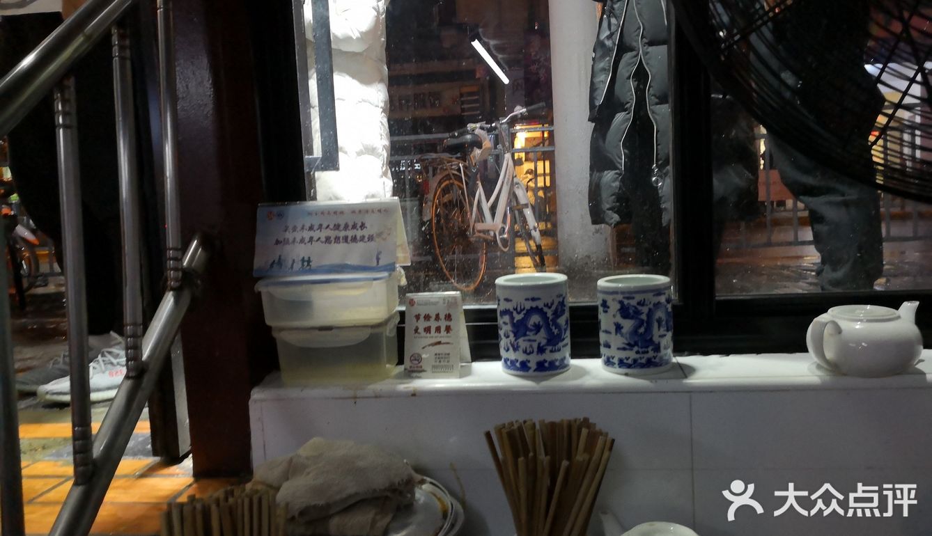 上周某个雨天晚上，没想到还是要排队的，这人气够牛