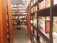 书架-西西弗书店&矢量咖啡(静安大悦城店)