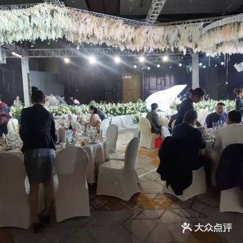 婚宴厅层很高,整个婚宴布置下来,特别大气高端上档次