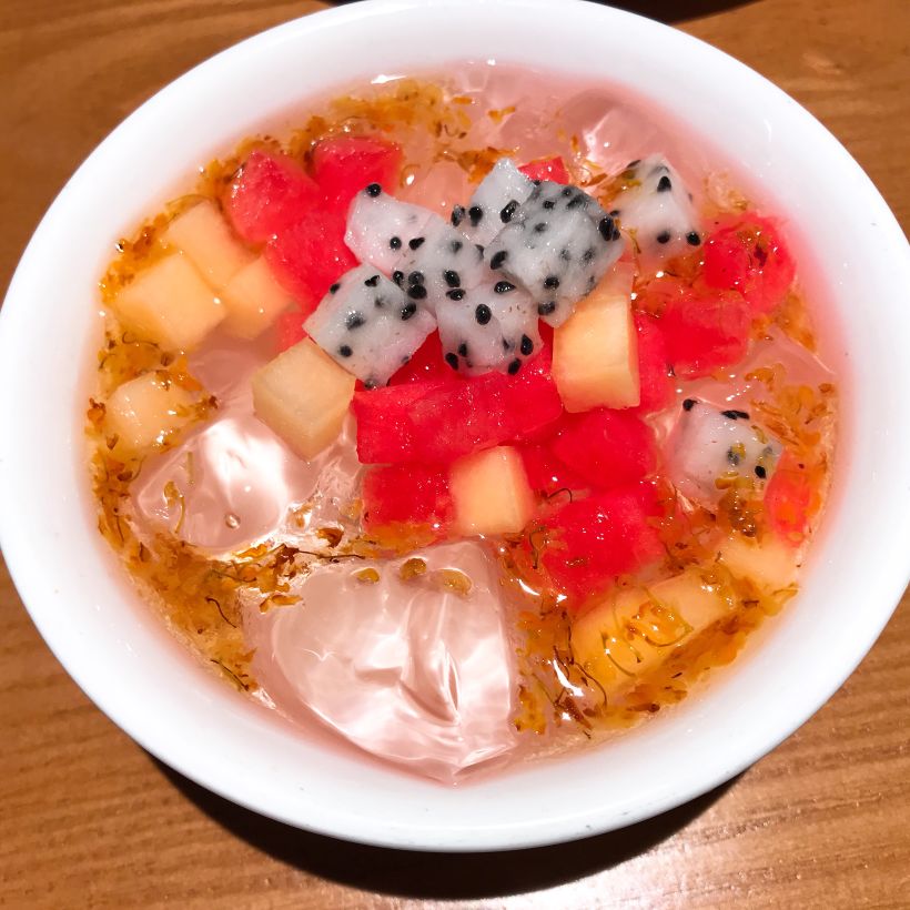 新鲜水果切丁,搭配冰爽的凉粉.