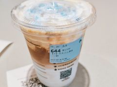 蓝天白云拿铁-luckincoffee瑞幸咖啡(香港名店街店)