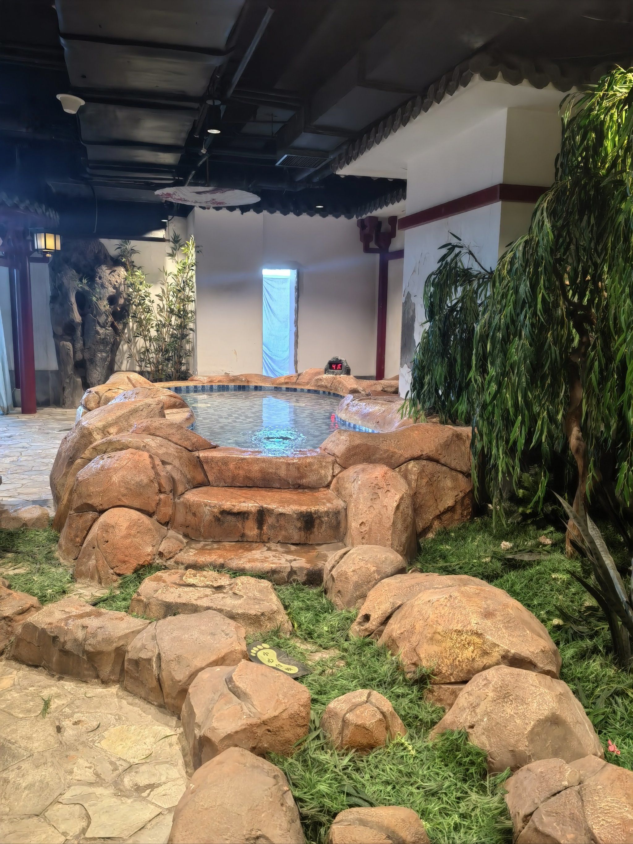 n公共区域有汤泉,汗蒸,儿童乐园,休息厅,放映厅等, 都包含在门票中