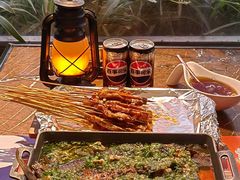 -何师烧烤·小龙虾·江湖川菜·精酿啤酒(成温店)