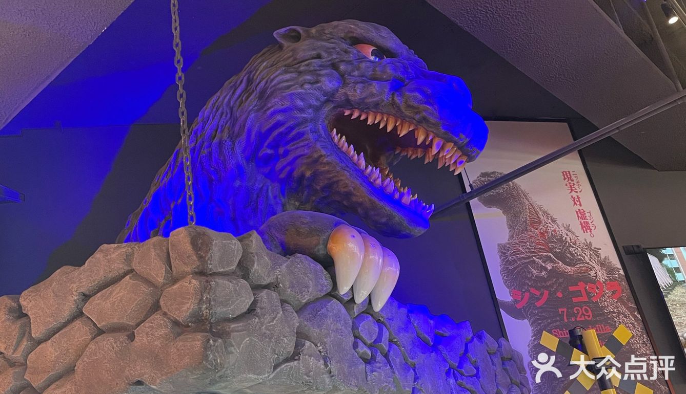 啦啦的拍照。然后用剪刀剪成小块，沾着烧肉汁比较入味