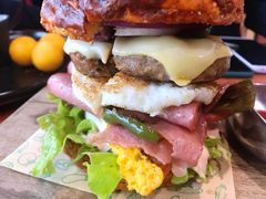 双蛋指椒牛肉汉堡-魏斯理汉堡(西安沣东吾悦店)