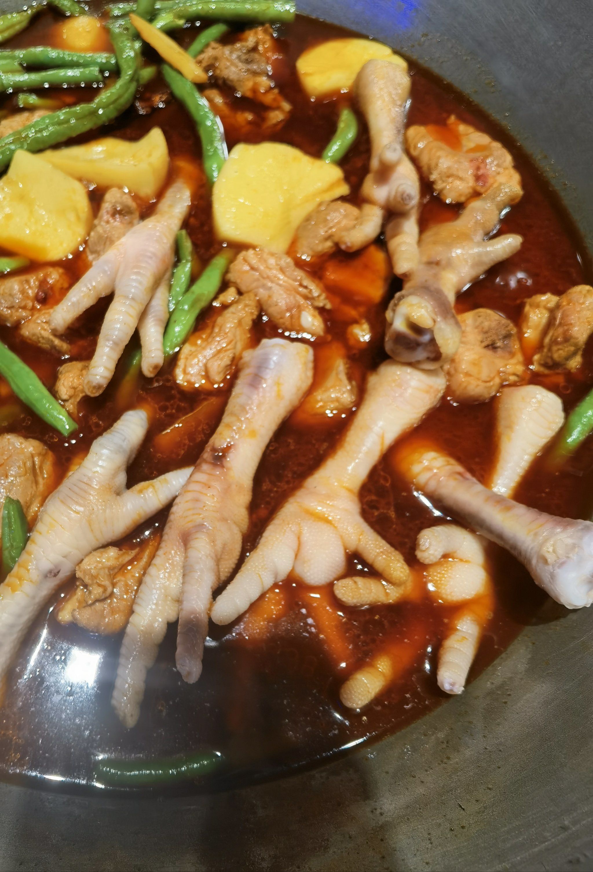 东北山河屯铁锅炖铁锅炖排骨鸡手皮冻豆包?