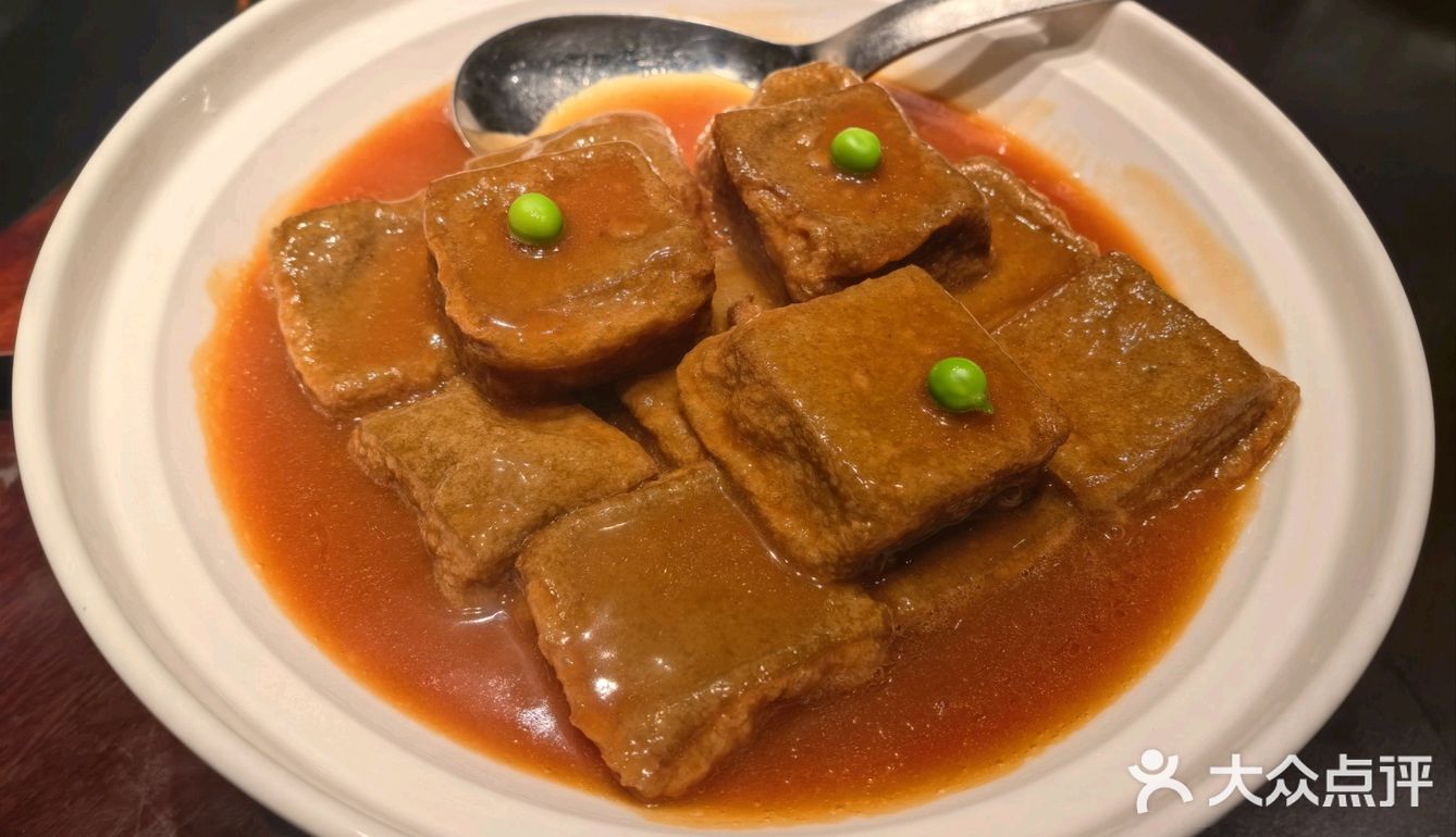 南昌地标性的建筑，旁边吃一顿饭足以。尖叫