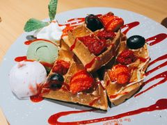蔓越莓草莓华夫饼-Lia Cafe Bar Restaurant松山咖啡屋