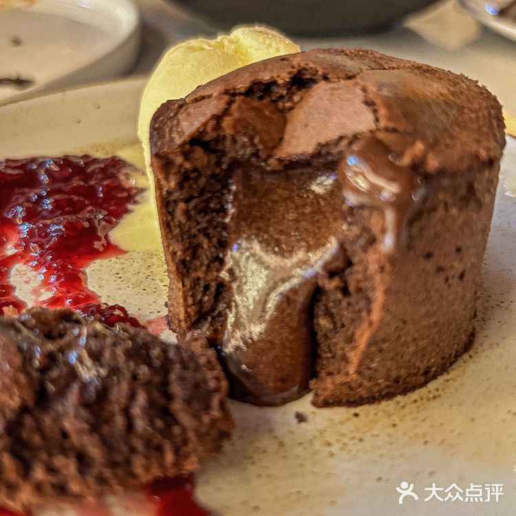 光明约会宝藏地‼️非常有氛围感的西餐厅 还可以喝酒看世界杯⚽️