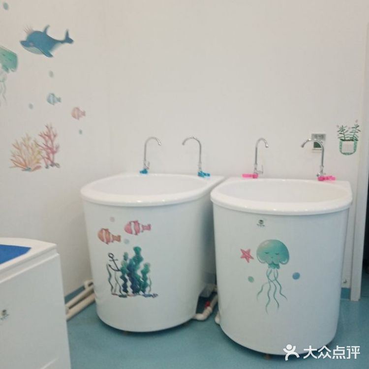 宝宝初次体验游泳的乐趣