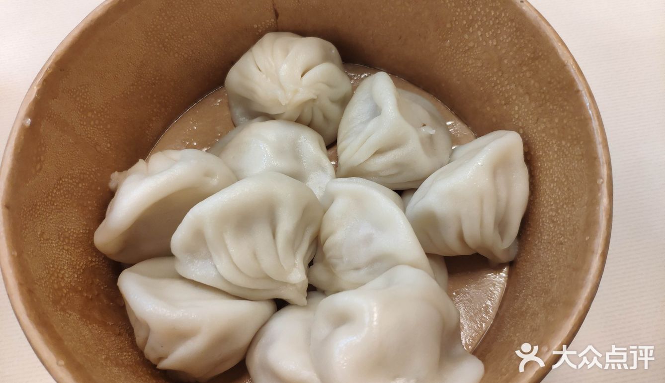 来上海怎么能不吃一口南翔馒头店的传统鲜肉小笼,蟹黄鲜肉小笼呢?