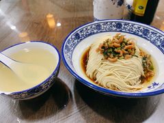 开洋葱油拌面-裕兴记•蟹黄面馆(人民广场店)