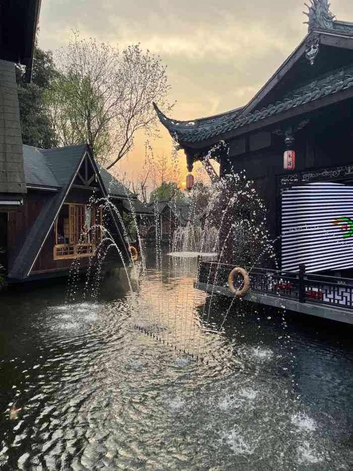 龙腾·梵谷-"位置就在国色天香这边,导航过来,还是很方.