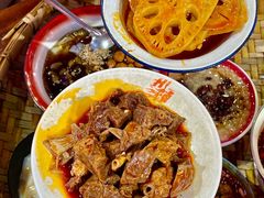 -爆炸头阿姨小四川正宗川味小吃(无任何分店)