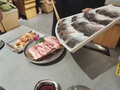 -围炉肉舍丹东海鲜烤肉·烤活鳗(步行街店)