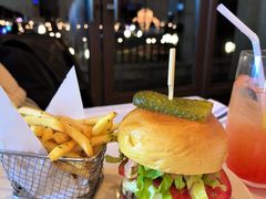 经典美式和牛牛肉汉堡-WOLFGANG PUCK KITCHEN & BAR(迪士尼小镇店)