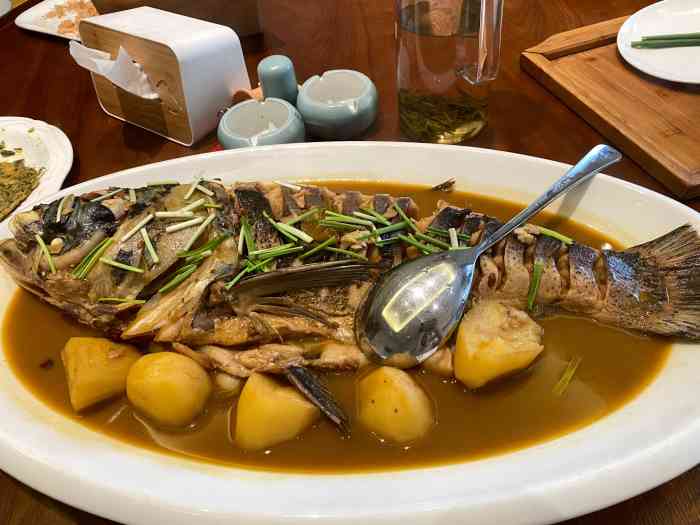 万事发鱼庄cctv采访鱼宴-"我们一家口去吃的,儿子才二岁吃鳌花最放心.