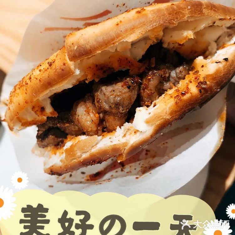 环境不错这次点的是酸菜牛肉面，上餐很快