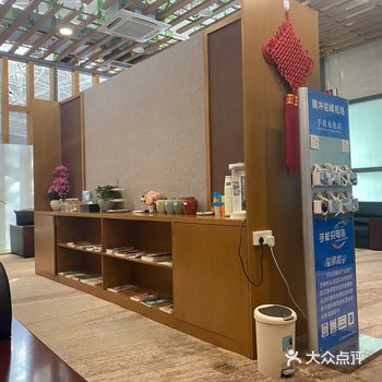 休息室分为室内和室外，可惜的是室外不朝南，是朝北的