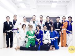 -菠萝格斗巴西柔术训练馆