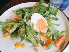 鸡肉蛋糖心蛋色拉-YUE·6·西式融合餐厅(外滩六号店)