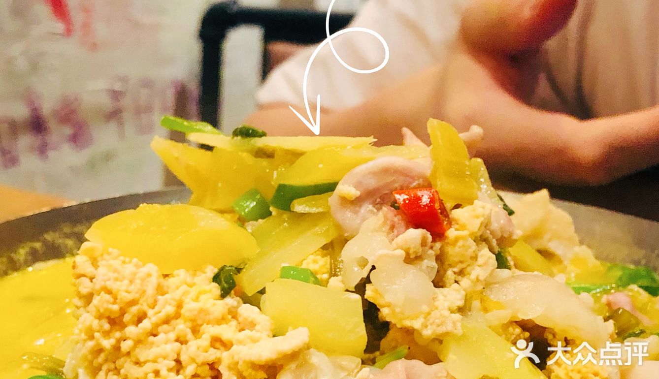 ‍♀️这家店的装饰以复古为主，连碗筷都是那种复古的感