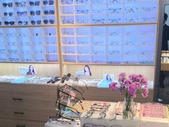 -天空之镜眼镜店蔡司依视路配镜授权零售店(望京颐堤港店)