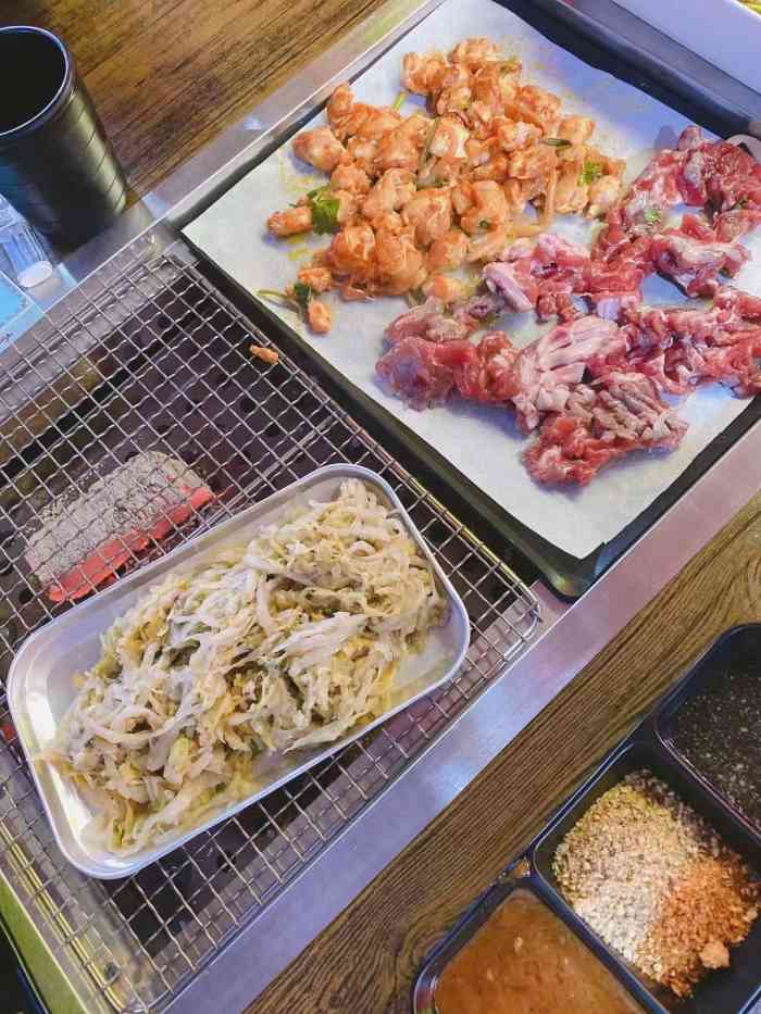 半斤八两烤肉(西丽店)-"烤肉滋滋发出声响,一滴热油顺着饱满的肉的.