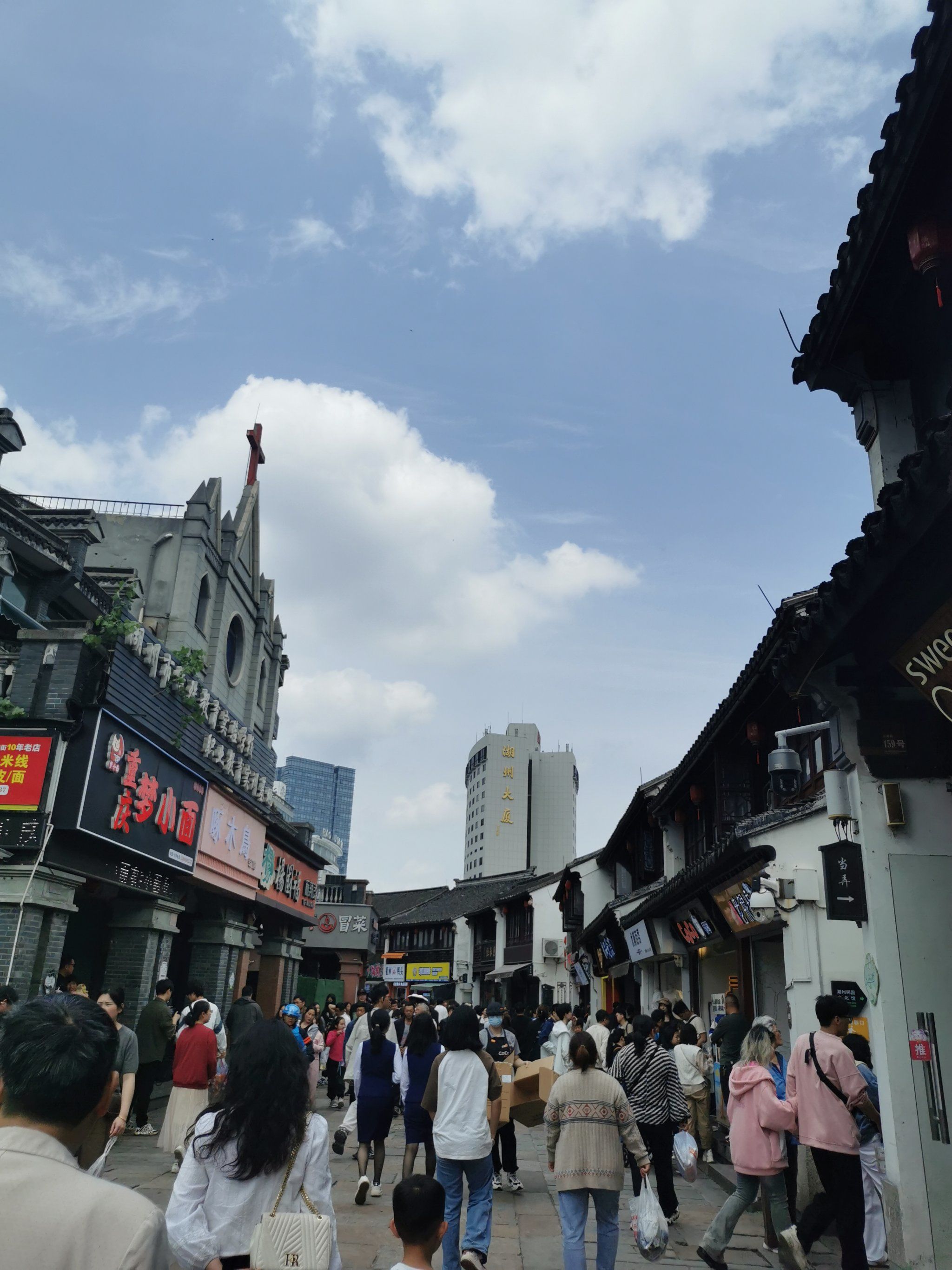 文化街 #值得打卡的文化街区 #藏在巷子里的美食 

衣裳街是湖州