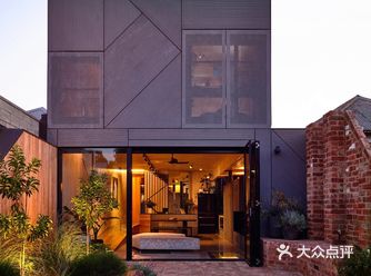 今日分享 285㎡ 趣味住宅，攀岩、网床、滑梯一个都不少