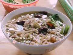 酸菜肉丝米线-越洋肖氏老米线(杨家坪店)