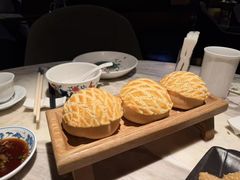 酥皮菠萝包-广州花园酒店荔湾亭·地道点心·粤式饮茶