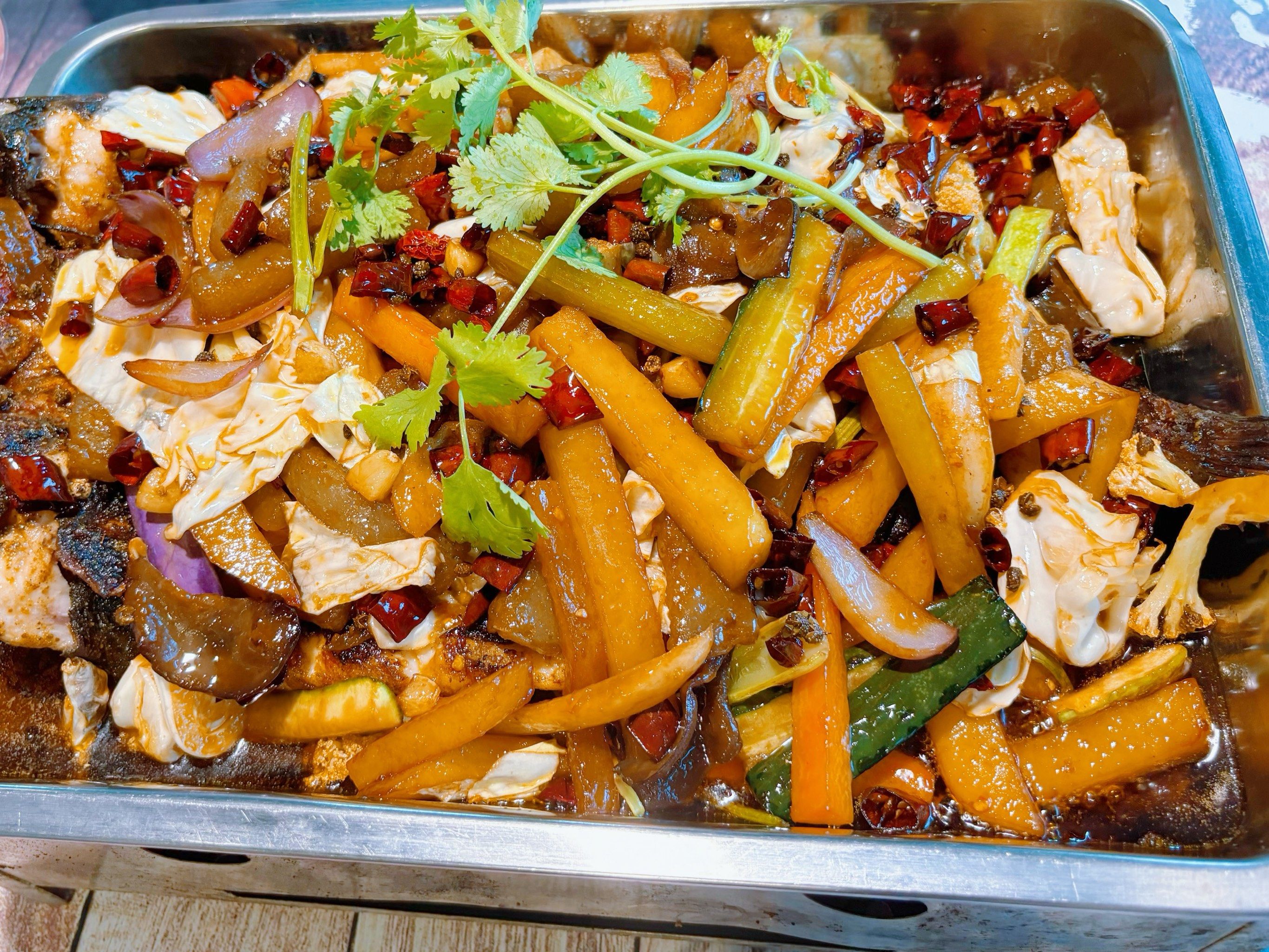 烤鱼带来的快乐,吃不腻的麻辣烤鱼
鱼肉细嫩,可以加很多蔬菜,有肉有