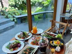 -Chom Cafe and Restaurant