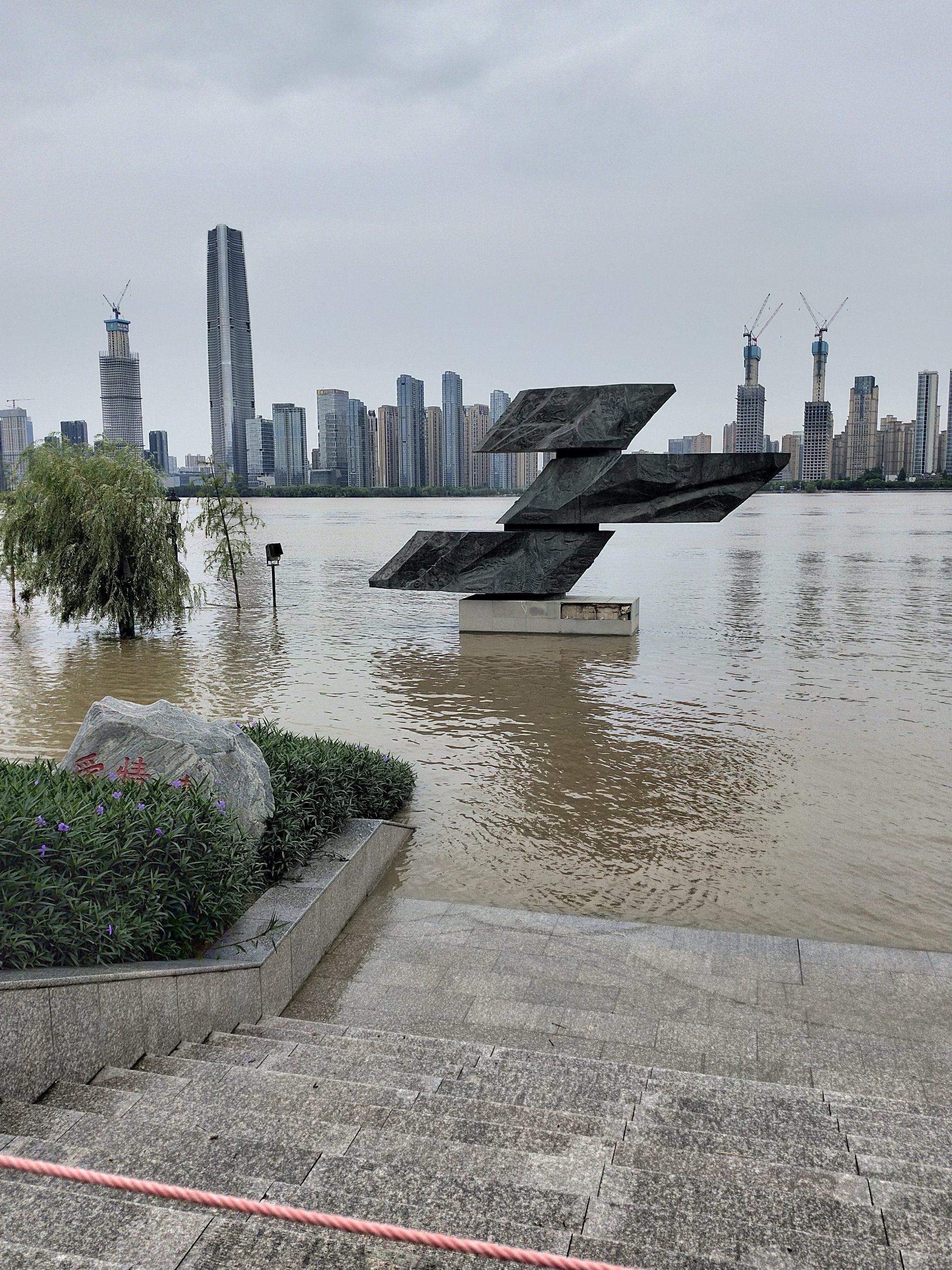 汉口江滩的水涨好高了