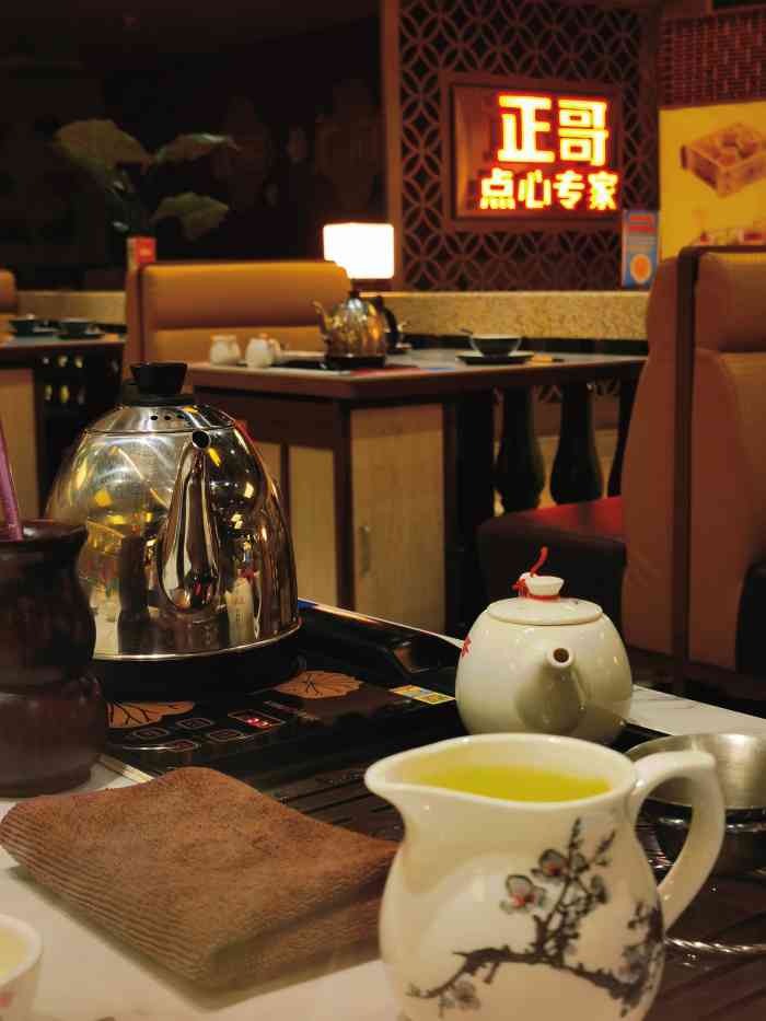 0 超级实在的一家茶餐厅店 环境:位于国大,店面很大,因为是工作日下午