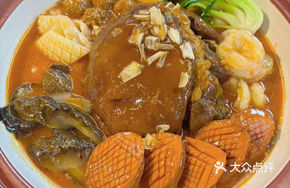 Golden Pork Knuckle with Eight Fresh Ingredients Stew