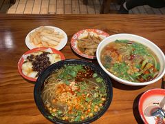 -爆炸头阿姨小四川正宗川味小吃(无任何分店)