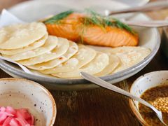 烟熏三文鱼配烤饺子皮和芥末籽酱-BOR Eatery(安福路店)