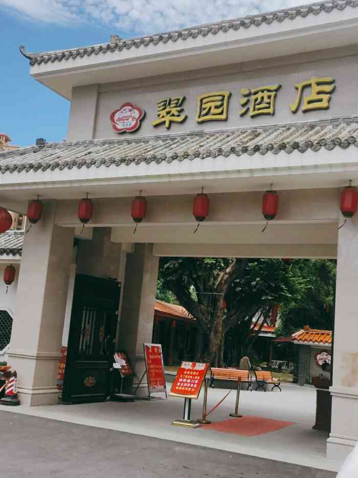 "最喜欢这里的烤乳猪跟香煎粗粮饼,烤乳猪皮