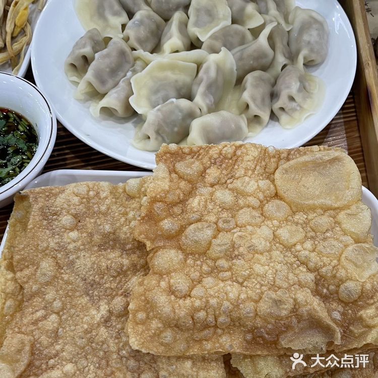 这家人气在武林夜市蛮高的 店外面一排锅在炖羊肉