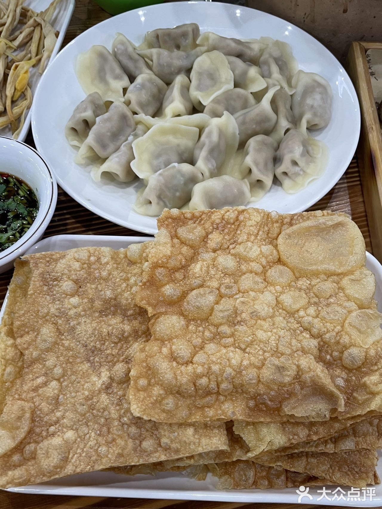 这家人气在武林夜市蛮高的 店外面一排锅在炖羊肉