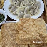 这家人气在武林夜市蛮高的 店外面一排锅在炖羊肉
