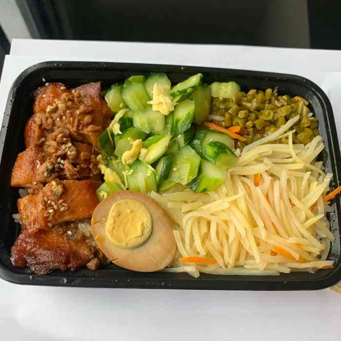 我呀便当(嘉尚国际广场店)-"下雨天在家叫的外卖,店家图片美得狠,实物